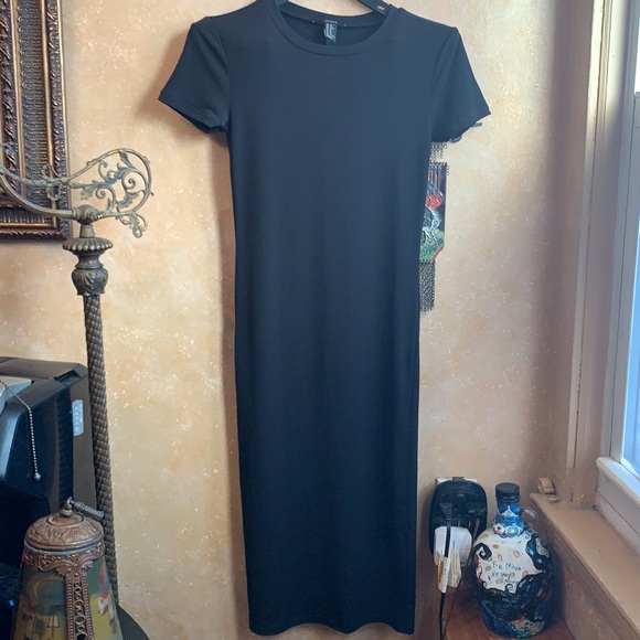 Forever 21 Dresses & Skirts - Short‎ sleeve v neck skater dress